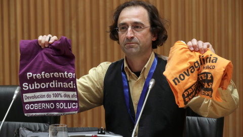 Xesús Domínguez, portavoz de la coordinadora de plataformas de afectados por las preferentes en Galicia, durante su comparecencia ante la Comisión de investigación de la crisis financiera, en el Congreso de los Diputados. EFE/Zipi