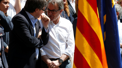 El presidente de CDC, Artur Mas, y el president de la Generalitat, Carles Puigdemont, en la presentación de las candidaturas de la formación. REUTERS