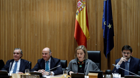 El ministro de Economía, Luis de Guindos, junto a la presidenta de la Comisión del Congreso que investiga la crisis financiera, Ana Oramas, momentos antes del inicio de su comparecencia en el Congreso de los Diputados de Madrid. EFE/ Emilio