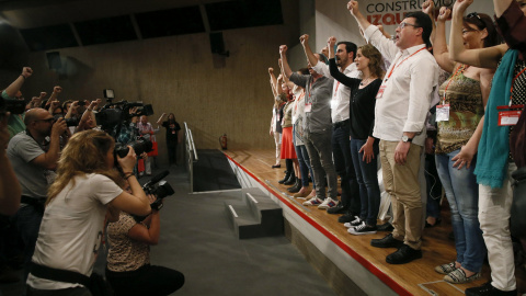 Alberto Garzón junto a la nueva dirección tras ser proclamado nuevo coordinador federal de Izquierda Unida por 63 votos a favor, 18 abstenciones y ningún voto en contra durante la XI Asamblea Federal de IU, celebrada en Madrid. EFE/Fernando