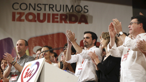 El nuevo Consejo Político federal de Izquierda Unida ha elegido como nuevo coordinador de la formación a Alberto Garzón, que en la foto aparece junto a los miembros del Consejo Político. EFE/Fernando Alvarado