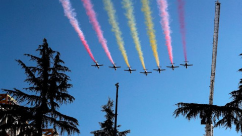 Imagen de la Patrulla Águila el 12 de octubre de 2021. El humo de los aviones tenían que dibujar la bandera de España.