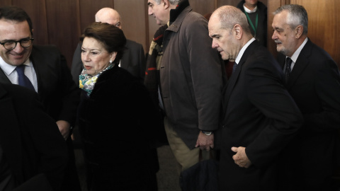 Los expresidentes socialistas José Antonio Griñán y Manuel Chaves, junto a la exconsejera de Hacienda Magdalena Álvarez, a su llegada a la sala de la Audiencia de Sevilla donde se celebra  el juicio de la pieza política de los ERE. EFE/Jose