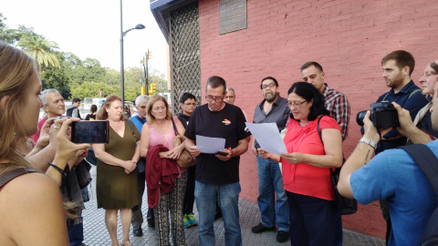 Lectura del manifiesto en el lugar de la memoria dedicado a Manuel José García Caparrós. / MARÍA SERRANO