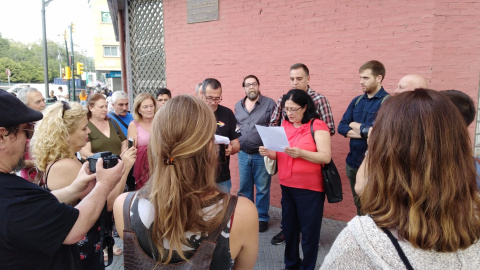 Lectura del manifiesto en el lugar de la memoria dedicado a Manuel José García Caparrós. / MARÍA SERRANO