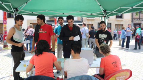 Varios ciudadanos votando en uno de los 34 municipios vascos que celebran un referéndum sobre el derecho a decidir. GURE ESKU DAGO.