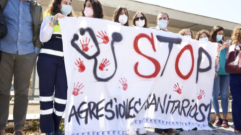 Varias personas con una pancarta que reza 'Stop Agresiones a Sanitarios' se manifiestan en el centro de Salud Los Castros, a 8 de mayo de 2022, en Santander, Cantabria, (España).