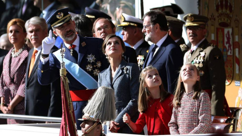 Los reyes y sus hijas, la princesa de Asturias y la infanta Sofía, observan la exhibición aérea durante el desfile del 12 de Octubre de 2017.- EFE/ARCHIVO