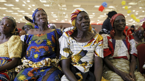 Madres de las niñas Chibok lloran durante su reunión con el presidente Muhammadu Buhari en la villa presidencial en Abuja, Nigeria, 14 de enero de 2016. REUTERS / Afolabi Sotunde