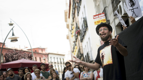 Raúl García, uno de los dos titiriteros investigados por un delito de enaltecimiento del terrorismo, ha vuelto a sacar sus marionetas a la calle para representar tres obras cortas ante unas cien personas que han reclamado su absolución en l