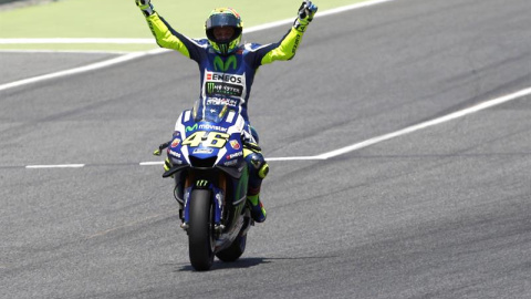 El piloto italiano Valentino Rossi celebra su victoria en el circuito de Montmeló. EFE/Alejandro García