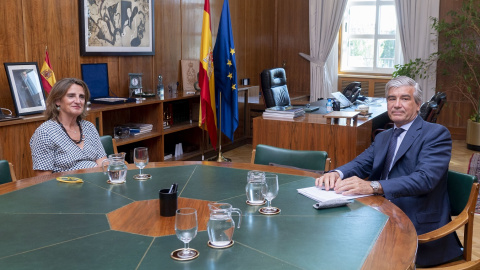 La vicepresidenta tercera y ministra para la Transición Ecológica, Teresa Ribera, con el presidente ejecutivo de Naturgy, Francisco Reynés, durante la ronda de reuniones con representantes del sector para diseñar el Plan de Contingencia de 