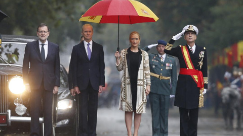 La presidenta de la Comunidad de Madrid, Cristina Cifuentes, junto al presidente del Gobierno, Mariano Rajoy (i), en un desfile del 12 de octubre. Archivo EFE