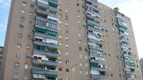 Un edificio de viviendas en Badia del Vallès, con pancartas Contra el amianto, algunas banderas españolas, y una estelada. M.F.