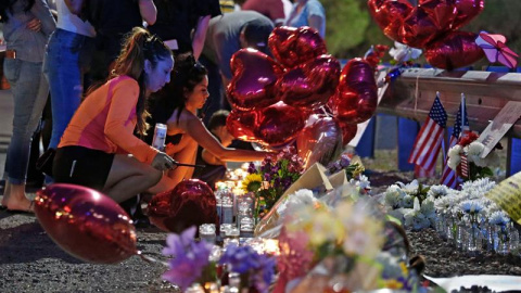 05/08/2019.-Una mujer deja flores en memoria de los muertos en el tiroteo de El Paso (Estados Unidos) EFE/EPA/LARRY W. SMITH