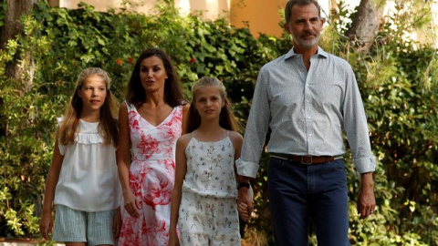 GRAF2645 PALMA DE MALLORCA (Islas Baleares), 4/8/2019.- Los reyes acompañados de sus hijas, la princesa Leonor y la infanta Sofía, en los jardines del Palacio de Marivent donde van a llevar a cabo la tradicional sesión fotográfica de verano