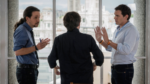 Fotografía facilitada por Atresmedia de los líderes de Ciudadanos y de Podemos, Albert Rivera ,d., y Pablo Iglesias,iz., respectivamente.- EFE