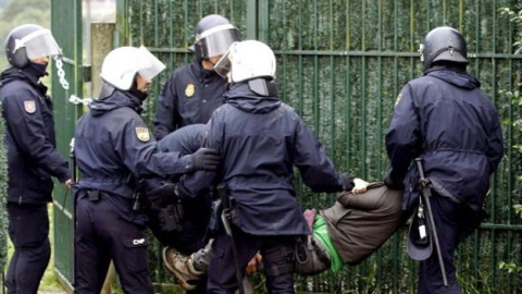 La policía detiene a un activista durante el desahucio de la vivienda de la familia de Carlos Midón. / XOÁN REY (EFE)