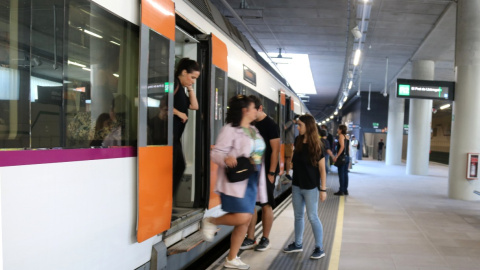 03/10/2023 - Tren de Rodalies a l'estació de Sant Andreu Comtal.