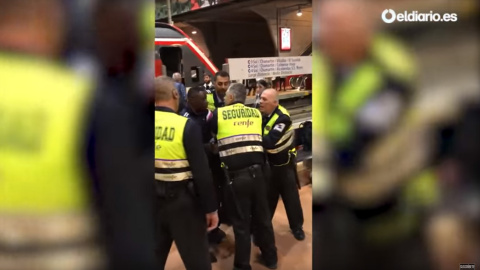 Captura del vídeo publicado por 'eldiario.es' del momento en el que el joven negro es sacado del tren y reducido en el andén tras negarse a mostrar su billete.- ATLAS