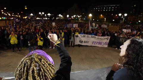 Cientos de personas se manifiestan durante el 8M, Día Internacional de la Mujer, a 8 de marzo de marzo de 2023, en Bilbao, Vizcaya.