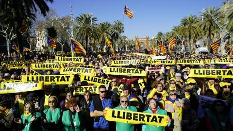 Concentració al Passeig Lluís Companys, prop del Parlament, mentre tenia lloc la sessió de constitució del Parlament. /Joel Kashila.