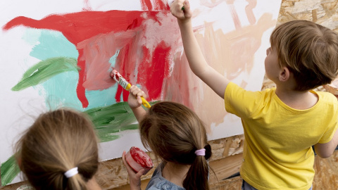 Un grupo de niños realiza actividades plásticas en la pared (Archivo)