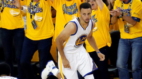 La afición de Golden State Warriors celebra un triple de Stephen Curry. EFE/MONICA M. DAVEY