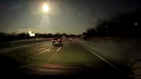 Imagen captada por un conductor de la caída de un meteorito en Michigan (EEUU).