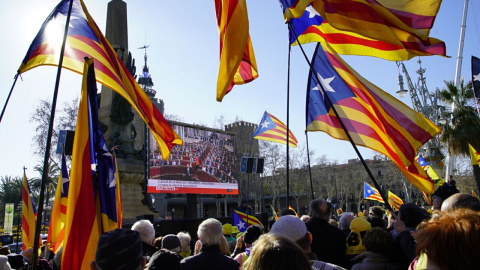 Manifestació de l'ANC prop del Parlament, aquest dimecres, mentre tenia lloc el primer ple de la legislatura. / Joel Kashila.