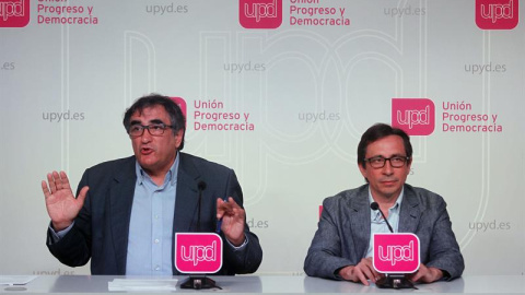 Los responsables de Organización de UPyD, Juan Luis Fabo (i) y de Acción Institucional, Ramón Marcos Allo (d), durante la rueda de prensa ofrecida tras la reunión de la dirección que fija las condiciones y términos del Congreso de la formac