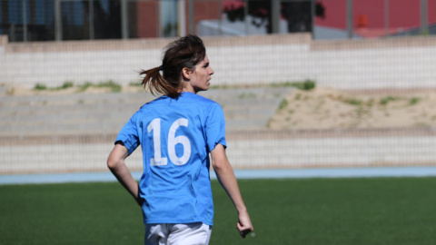 Alba Palacios jugando al fútbol.