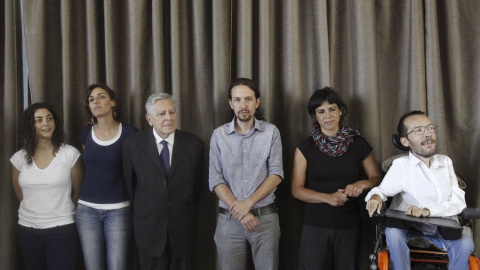 Los eurodiputados de Podemos, poco después de ser elegidos, en el Círculo de Bellas Artes de Madrid (2014) EFE