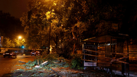 Árboles caídos y y mobiliario urbano destrozado por la tormenta Leslie en Lisboa, Portugal.- REUTERS