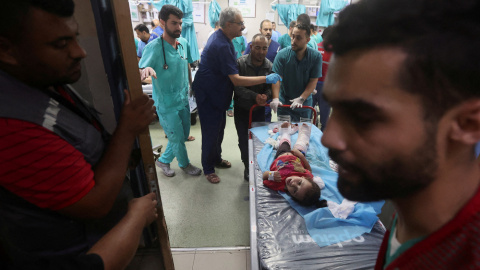 Una niña palestina herida en un bombardeo israelí, en el hospital de Khan Younis, en el sur de Gaza.