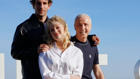 Quim Gutiérrez, Nadia Tereszkiewicz y el director Robin Campillo, en el Festival de San Sebastián (Foto Jorge Fuembuena. Festival de San Sebastián)