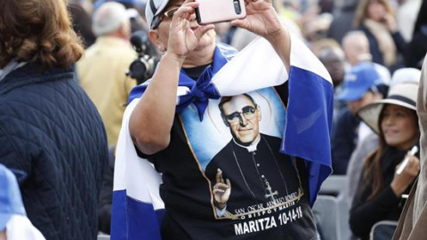 Un salvadoreño durante la canonización. EFE