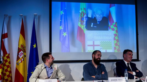 Jaume Vives, en el centro, escucha a Albert Boadella en la presentación de Tabarnia. /EFE