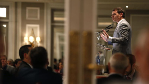 El presidente de Ciudadanos, Albert Rivera, durante su intervención en El Ágora de El Economista, un foro empresarial ante el que desgrana las líneas generales de su programa para las elecciones del 26J. EFE/Javier Lizón