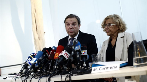 Antonio Miguel Carmona junto a Manuela Carmena en una rueda de prensa.