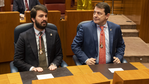 El vicepresidente de la Junta de Castilla y León, Juan García-Gallardo, y el Presidente de la Junta de Castilla y León, Alfonso Fernández Mañueco, en las Cortes de la región, a 24 de febrero de 2023.