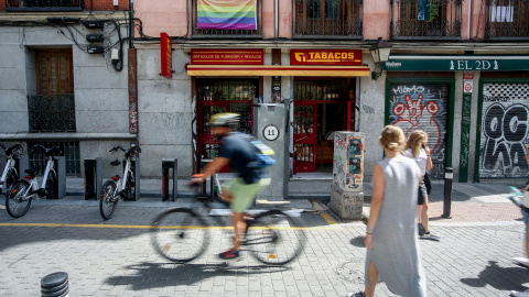 Varias personas pasean por una de las calles del barrio de Malasaña