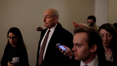 John Kelly, jefe de Gabinete de Trump, habla con los periodistas en el Capitolio. | AARON BERNSTEIN (EFE)