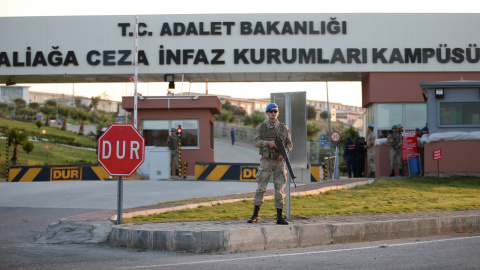 Un soldado turco vigila frente al complejo penitenciario de Aliaga, en Esmirna (Turquía), donde ha estado encerrado el  pastor protestante estadounidense Andrew Brunson, acusado de terrorismo y espionaje. EFE/ERDEM SAHIN