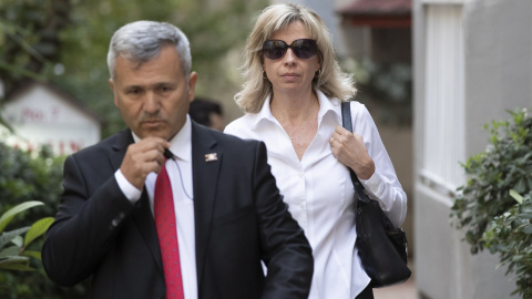 La esposa del pastor estadounidense Andrew Brunson, Norine Brunson, deja su casa para asistir al juicio de su marido en el Tribunal de Prisiones de Aliaga, en Esmirna (Turquía). EFE/TOLGA BOZOGLU