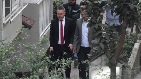 El pastor estadounidense Andrew Brunson, con su abogado, regresa a su domicilio en Esmirna tras el juicio en el que fue condenado, pero liberado y enviado a EEUU. REUTERS