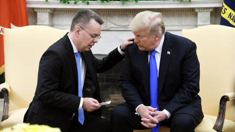 El presidente de EEUU, Donald Trump, con el pastor protestante Andrew Brunson, en el Despacho Oval de la Casa Blanca, tras ser liberado por la justicia turca. EFE/EPA/OLIVIER DOULIERY