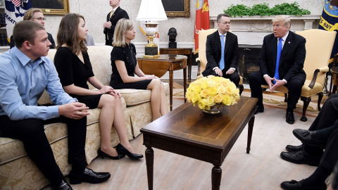 El presidente de EEUU, Donald J. Trump, recibe al pastor protestante Andrew Brunson y a su familia en el Despacho Oval de la Casa Blanca en Washington. EFE/EPA/OLIVIER DOULIERY