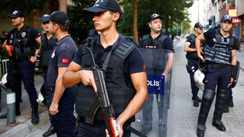 Agentes de la Policía turca vigilan en las calles cercanas a la residencia del religioso estadounidense Andrew Brunson, en Esmirta. REUTERS/Osman Orsal