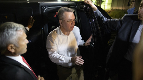 El religioso estadounidense Andrew Brunson, a su llegada al aeropuerto de Esmirna, tras ser puesto en libertad por la justicia turca. EFE/EPA/TOLGA BOZOGLU